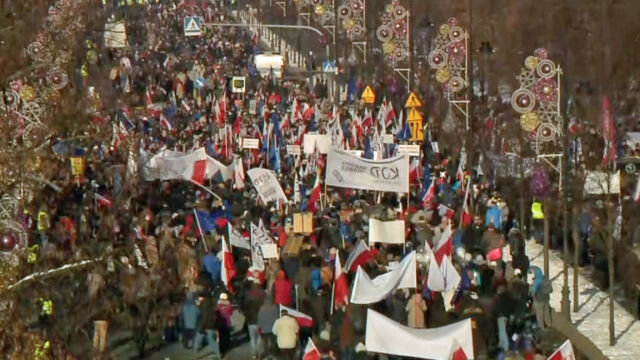 Marsz KOD w Warszawie. &quot;Nie jesteśmy rewolucjonistami&quot;