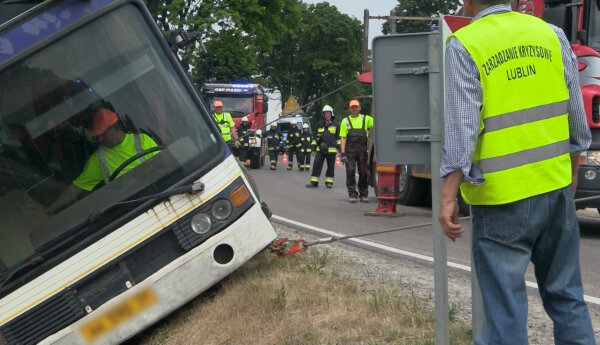 Autobus w rowie i zablokowane hamulce ciężarówki