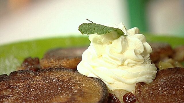 Pancakes cynamonowe z płonącymi jabłkami